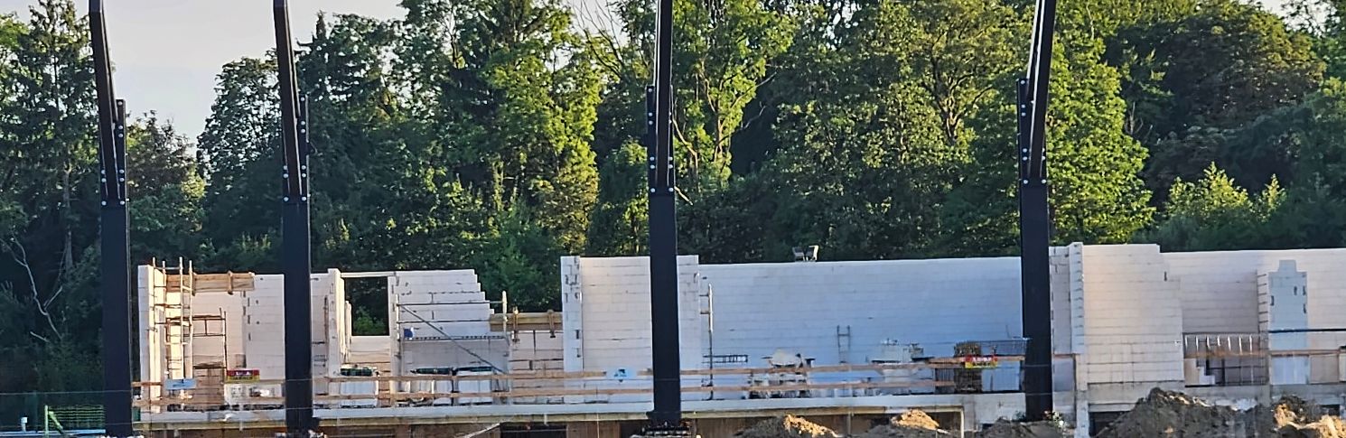 Przebudowa stadionu Arkonii w Szczecinie – ściany budynku zaplecza z bloczków silikatowych i stalowa konstrukcja zadaszenia trybuny