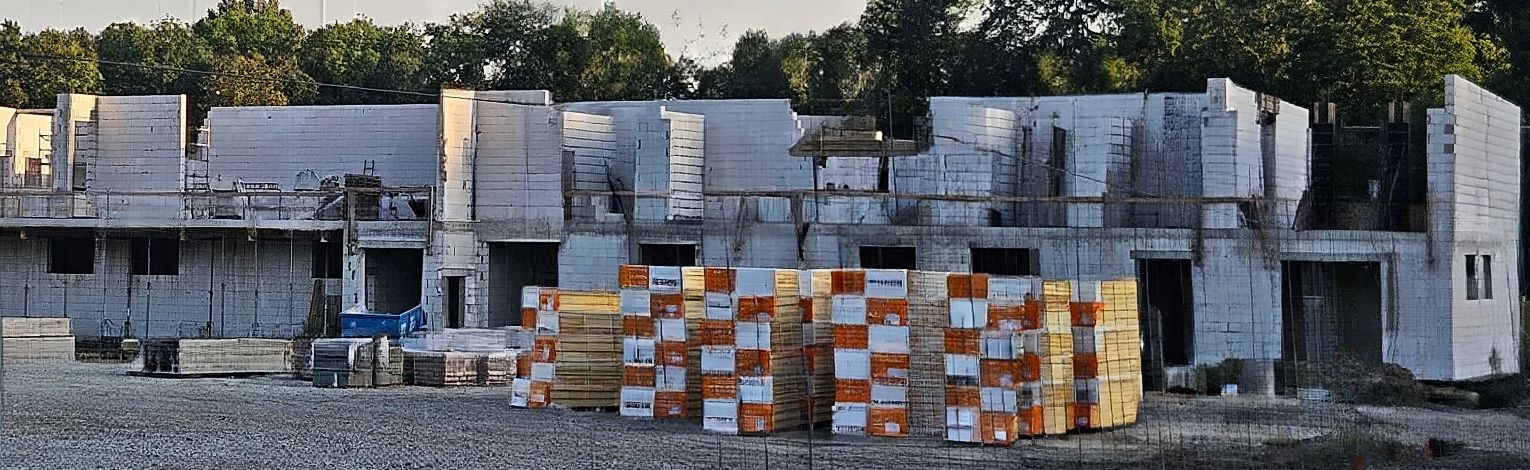 Przebudowa stadionu Arkonii w Szczecinie – ściany budynku z bloczków silikatowych i plac budowy