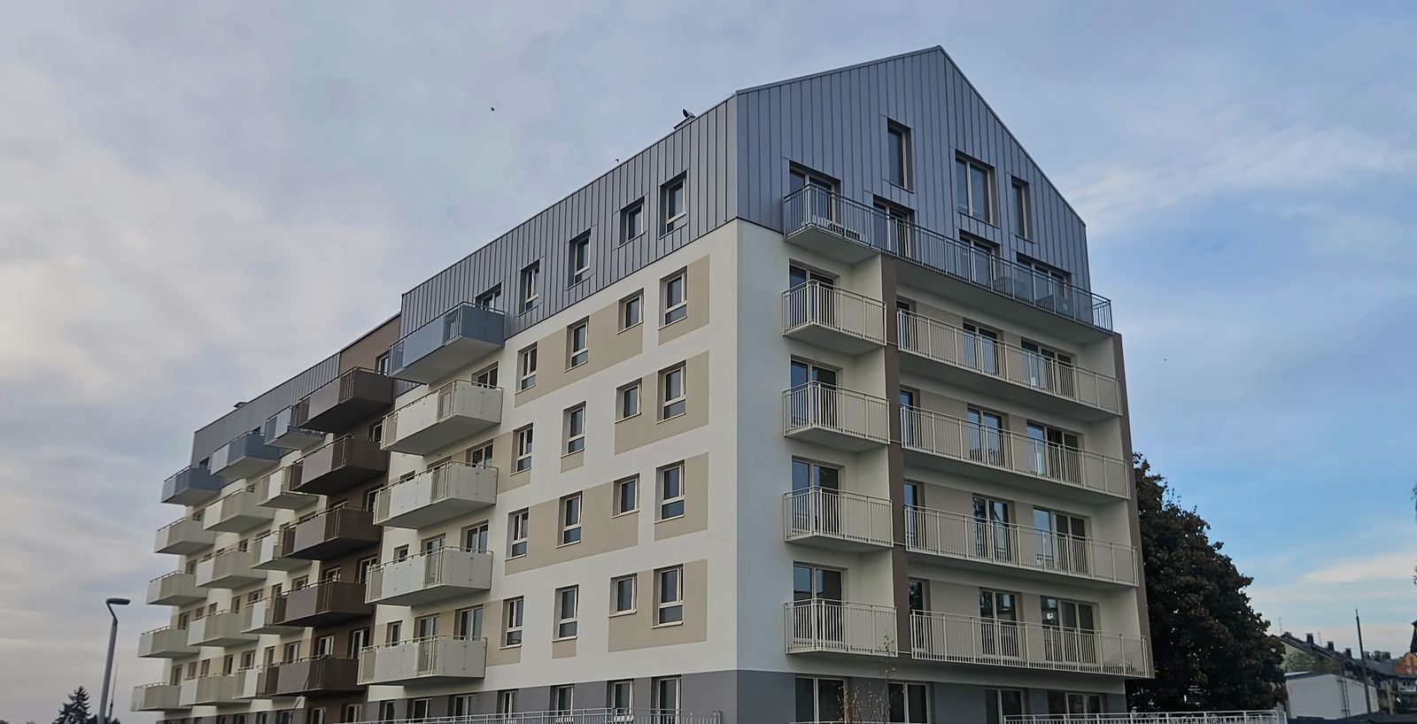 Budynek wielorodzinny przy ul. Bieszczadzkiej w Szczecinie – elewacja od strony balkonów