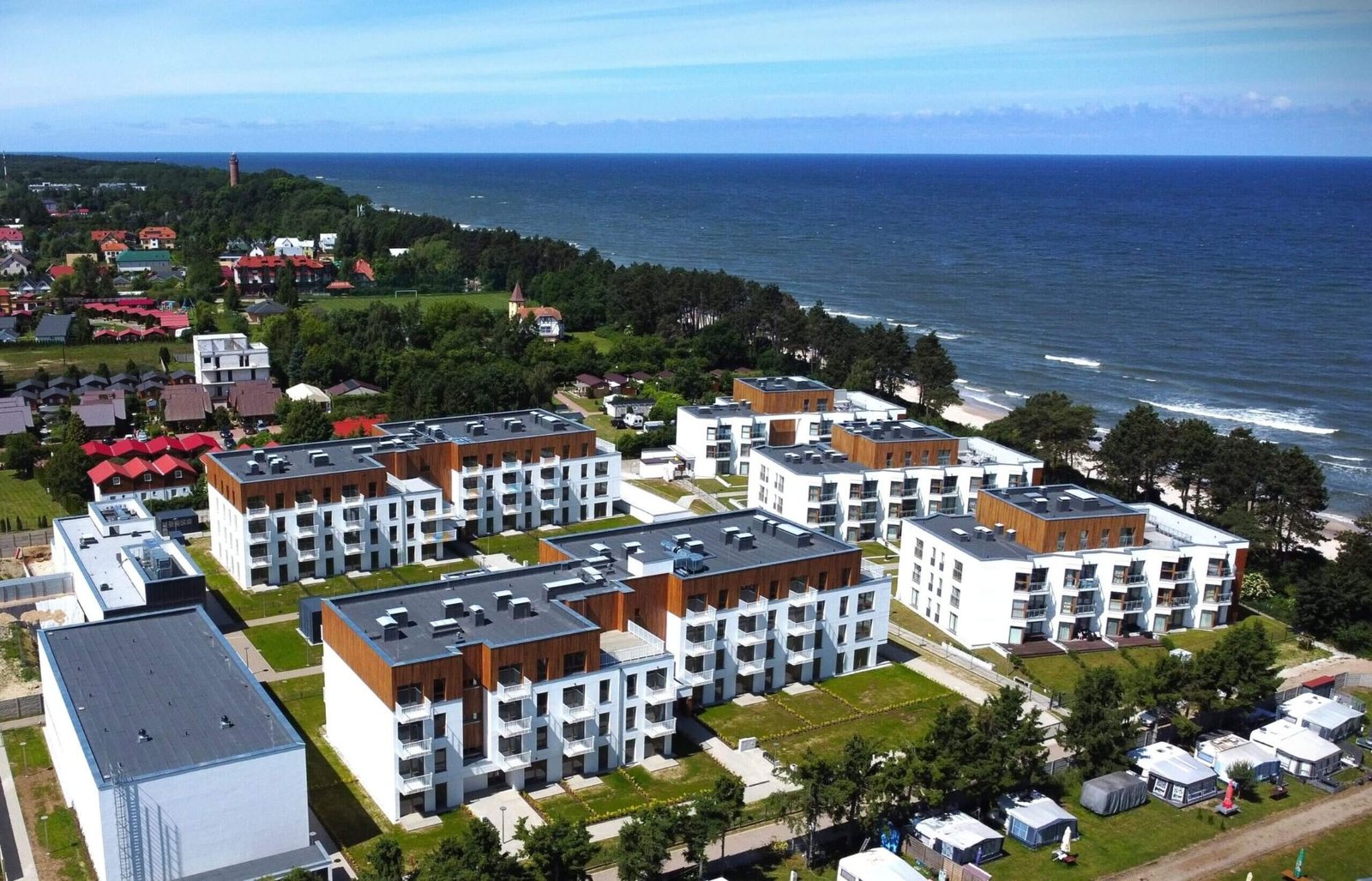Apartamenty nad morzem – widok z lotu ptaka na osiedle apartamentowe nad morzem