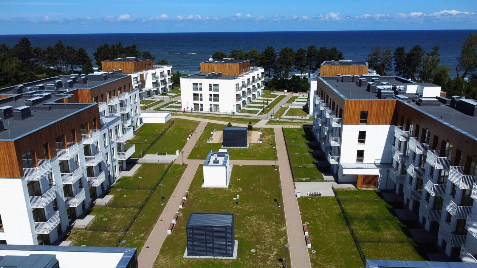 Apartamenty nad morzem – dziedziniec osiedla apartamentowego nad morzem