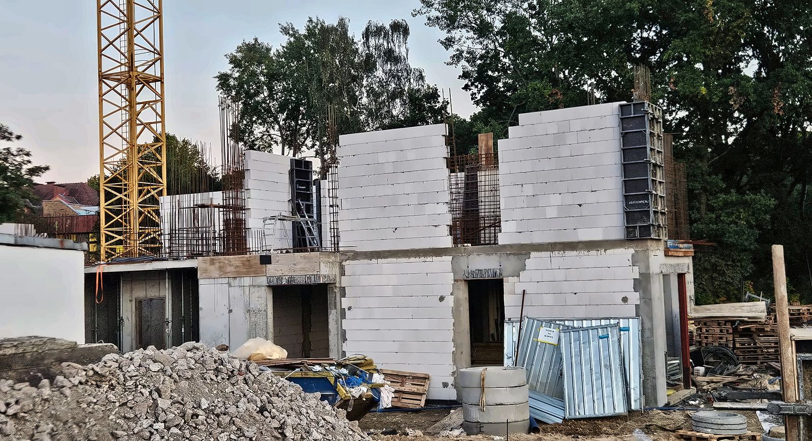 Budowa osiedla Rose Park w Szczecinie – ściany z białych bloczków silikatowych i szalunki słupów