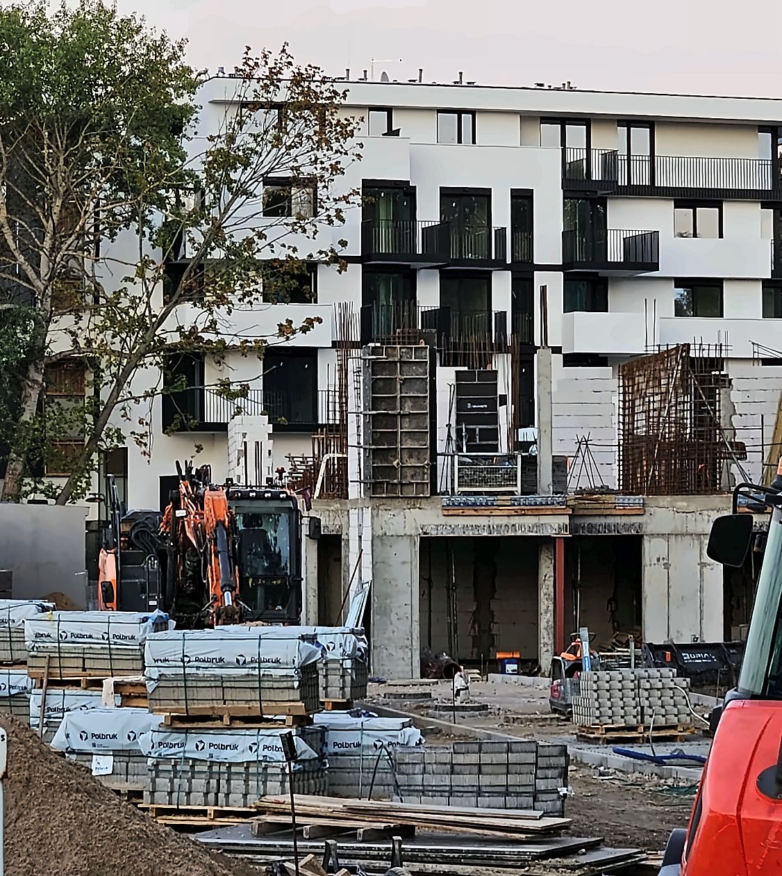 Osiedle Rose Park w Szczecinie – mury z bloczków silikatowych na tle budynku z gotową elewacją