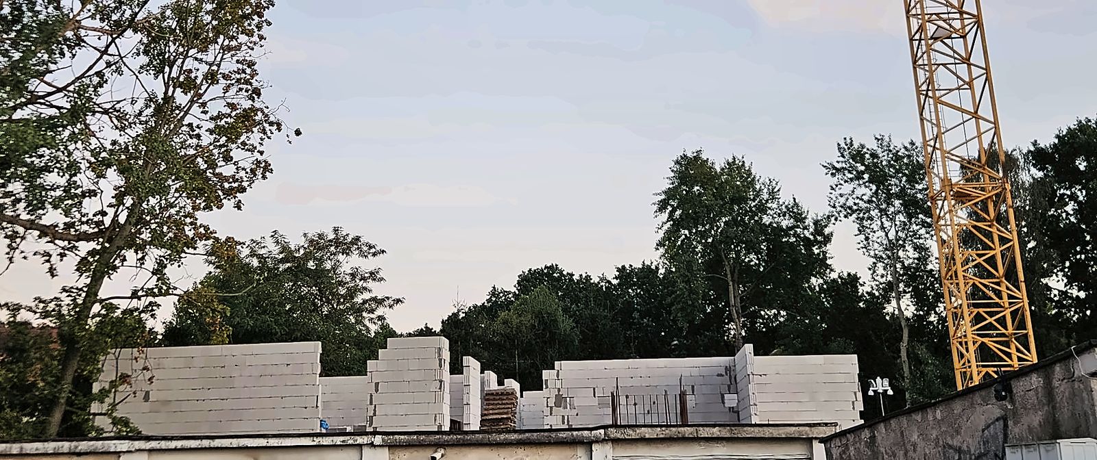 Osiedle Rose Park w Szczecinie – ściany z bloczków silikatowych i żuraw wieżowy