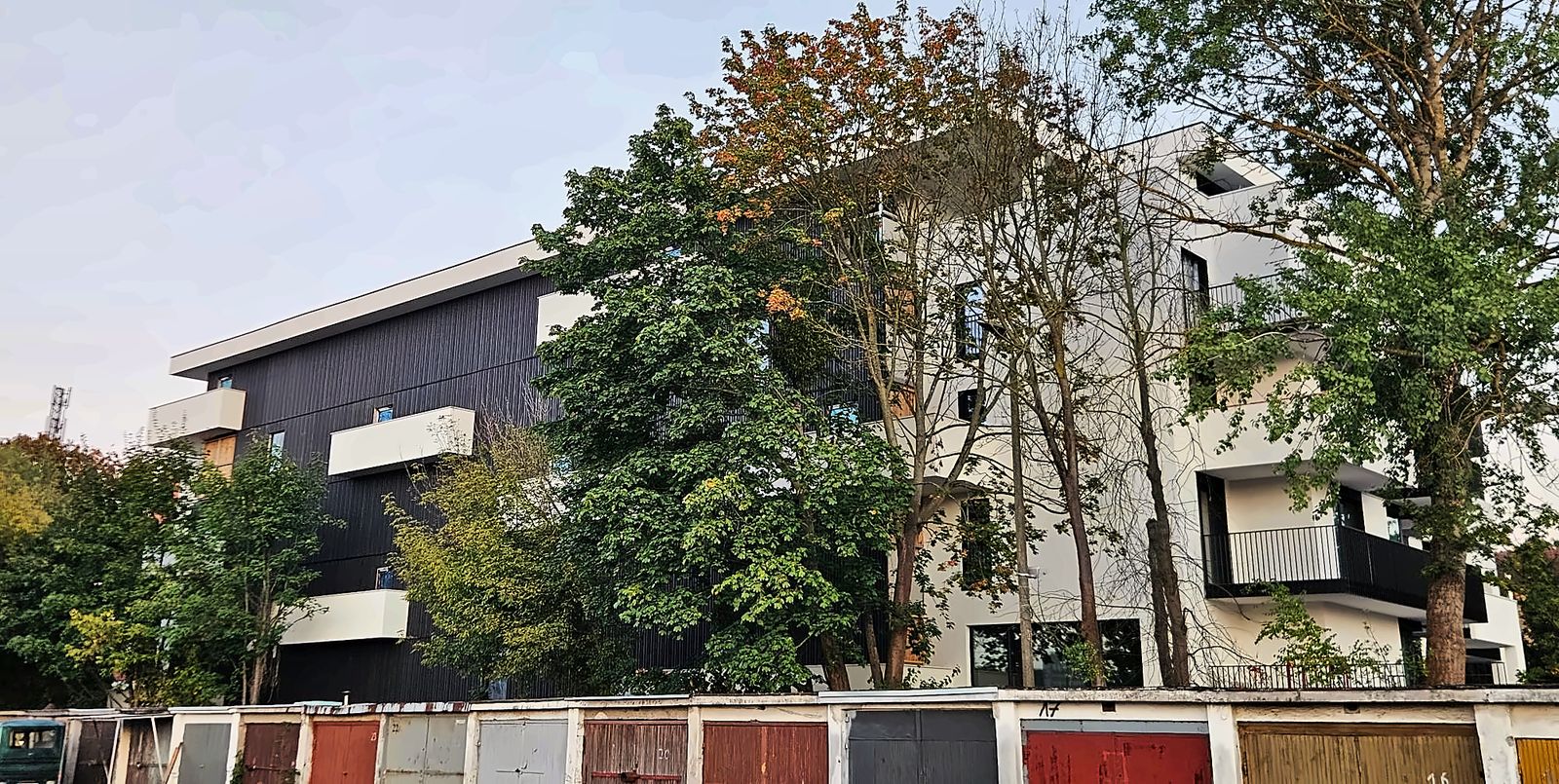 Osiedle Rose Park w Szczecinie – budynek mieszkalny z elewacją w kolorze białym i grafitowym