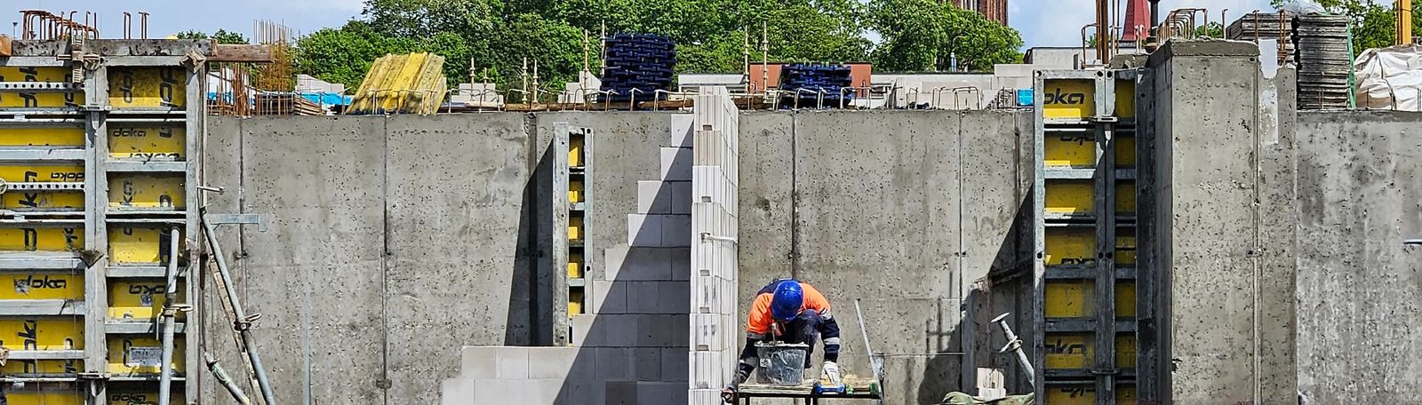 Murowanie ścian z bloczków silikatowych na budowie osiedla Starco w Stargardzie