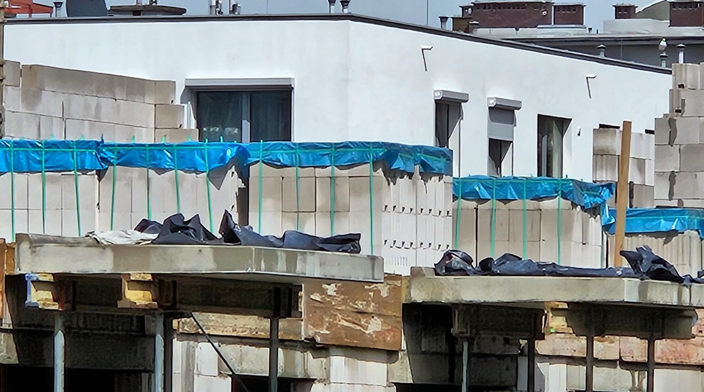 Palety bloczków w folii na stropie i ściany z bloczków silikatowych – budowa osiedla Starco w Stargardzie