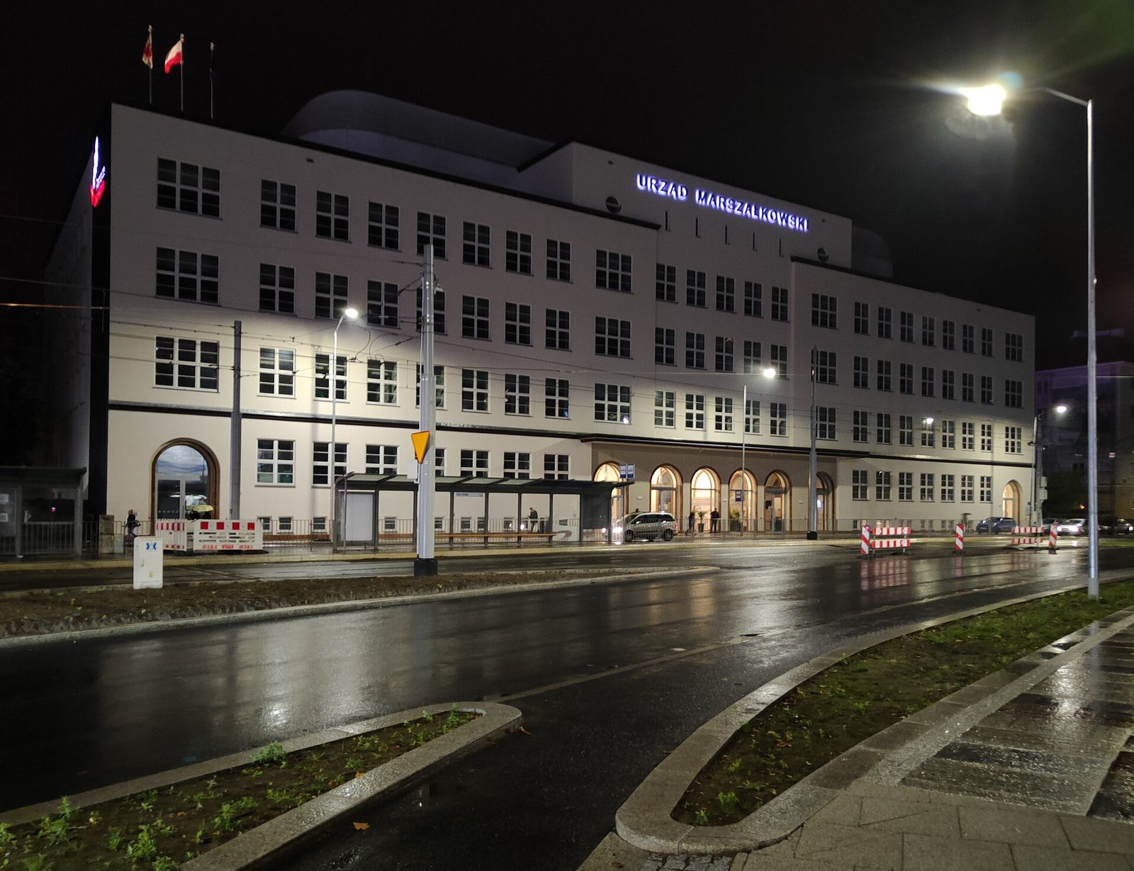 Siedziba Urzędu Marszałkowskiego Województwa Zachodniopomorskiego w Szczecinie, ul. Piłsudskiego 40–42, nocą